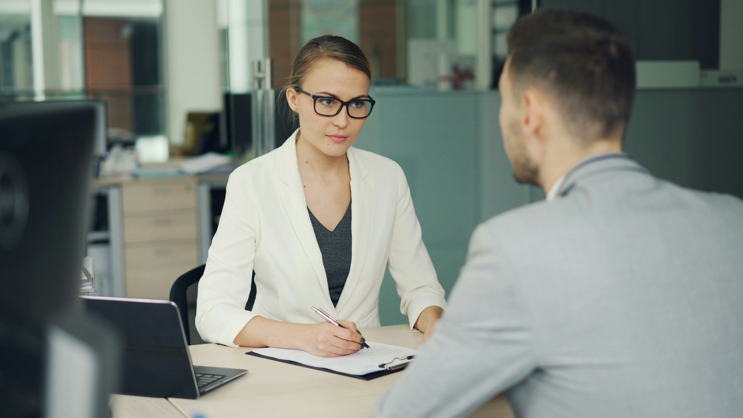 Selectiegesprek tussen een recruiter en een kandidaat aan een bureau